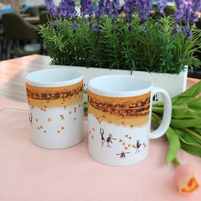 cb988-Design Mug 2p-Autumn Day with Falling Ginkgo Leaves