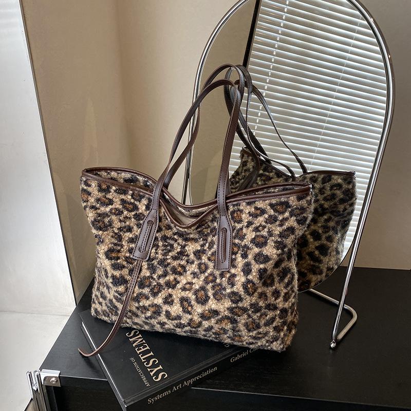 

Woolen bag women s large-capacity new autumn and winter versatile leopard print shoulder tote bag commuter armpit bag