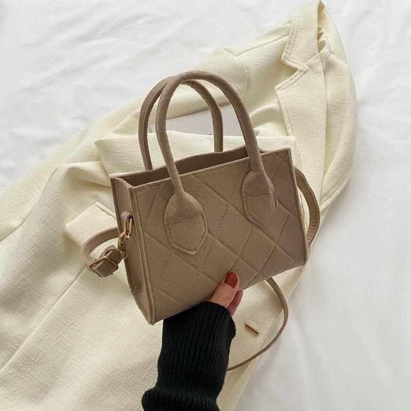 Trendy Street Style Felt Shoulder Bag For Spring 2023 Fashionable Medium Size хаки