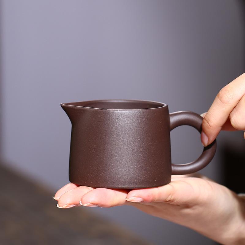 

120ml Yixing Raw Ore Purple Clay Small Straight Tube Tea Pitcher Pour Tea Cha Hai Dispenser Justice Cup Fair Mug Cha Supplies