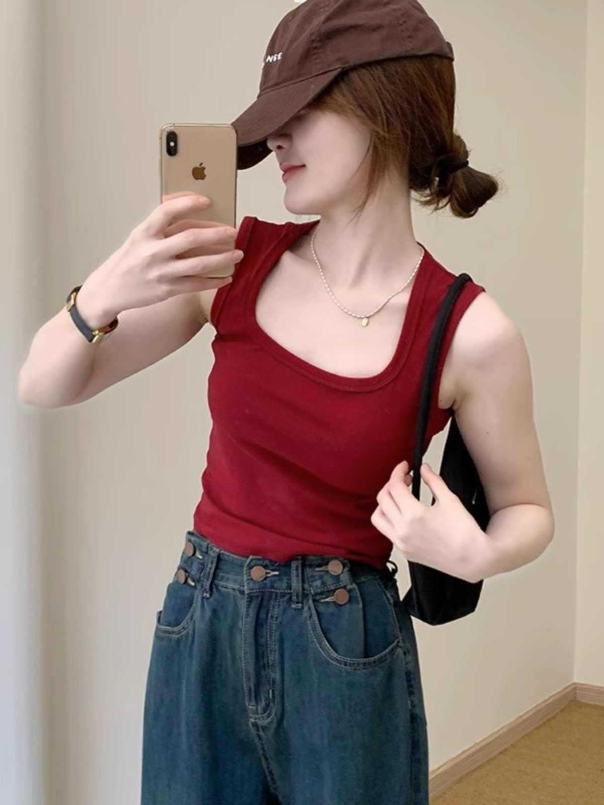 

Женский фланелевый теплый жилет в корейском стиле с нагрудной вставкой и широкими бретелями - приталенный, универсальный топ для осени/зимы. One Size (85-130 Jin)