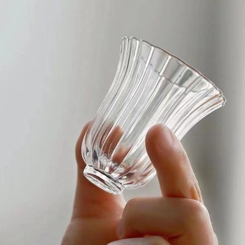 Mini-Teetasse aus Glas im japanischen Stil, Gongfu-Teegeschirr mit florales Blütenblatt-Design, 50 ml kleine Tassen, transparente Trinkgefäße