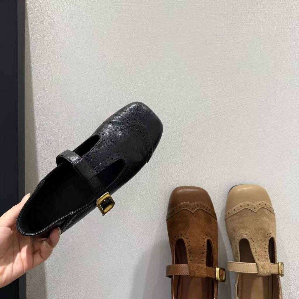 Einzelne Schuhe geschnitzt quadratischer Kopf flache Öffnung flacher Boden kleine Lederschuhe Nischen-Design Herbst