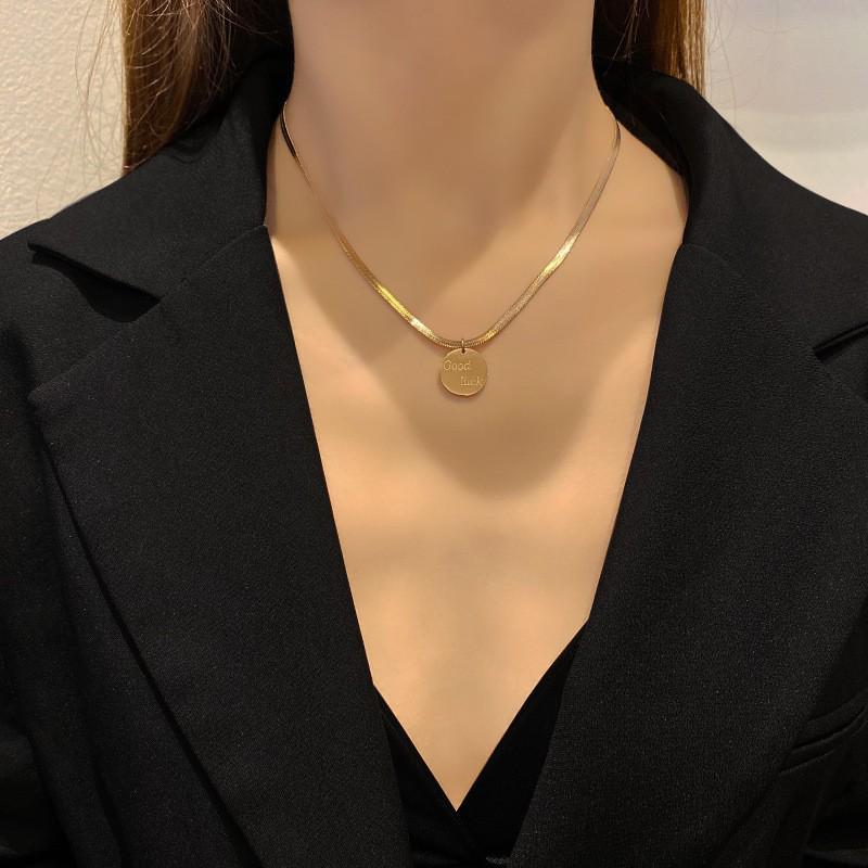 18K Gold Round Tag Titanium Steel Necklace - Light Luxury Niche Blade Chain Choker for Women's Cold Style.