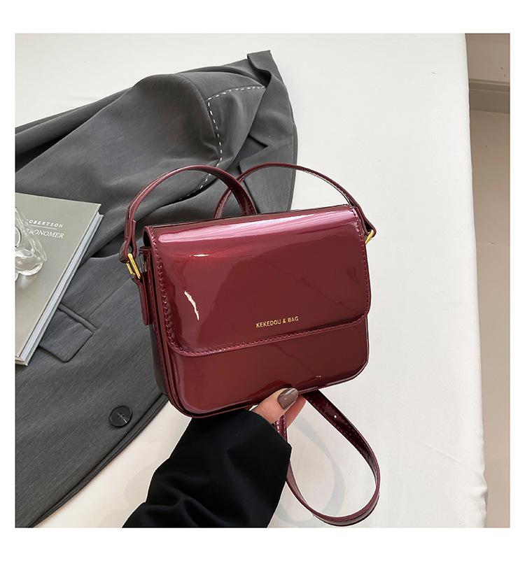 Premium texture retro niche bag 2025 new patent leather women's bag popular messenger bag single shoulder armpit bag