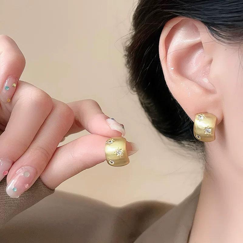 

Gold brushed C-type stud earrings, women s exquisite octagram earrings, light luxury, high-end mosquito coil disc ear clips, women s no holes