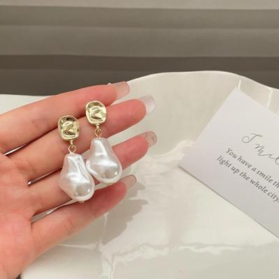Nuevos pendientes colgantes de perla barroca retro francesa para mujer, elegantes joyas de metal a la moda, accesorios de fiesta.