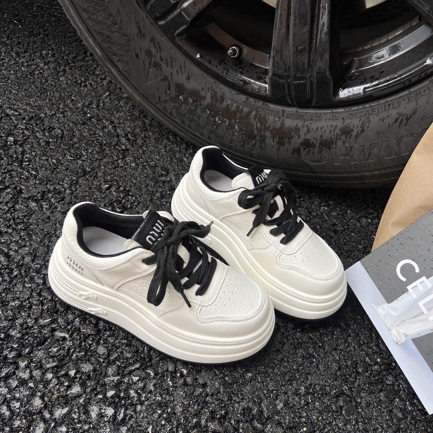 

Leather little white shoes women s autumn 2025 new lace-up thick-soled heightening muffin shoes non-slip sports and leisure board shoes 35