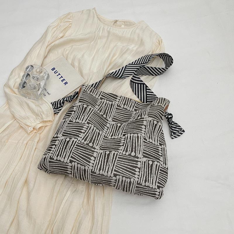 

Large-capacity class underarm tote bag women s simple commuter bag women s 2024 summer new fashionable and lightweight shoulder bag Without pendant темно-коричневого кольору