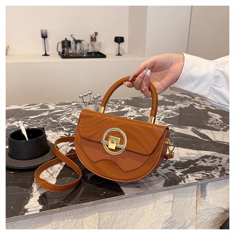 Trendy Retro Shell Bag: Niche Design Crossbody & Handheld Summer Style