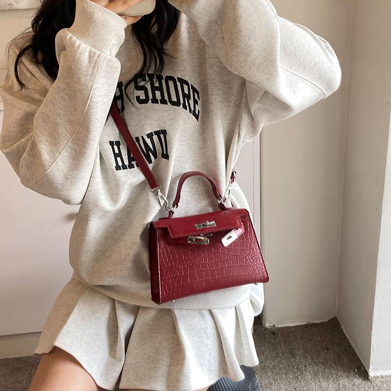 2025 Winter New Niche Design Crocodile Pattern Versatile High-end Sense Portable Small Square Bag Single Shoulder Messenger Kelly Bag