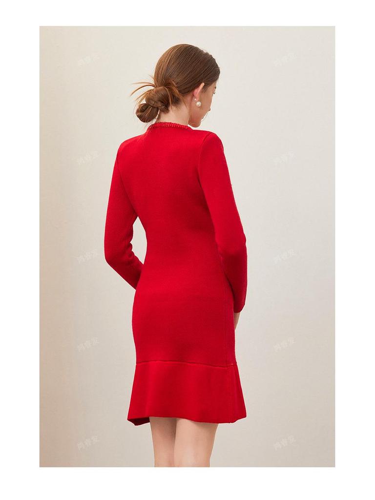 Elegant French High-End Mid-Length Knitted Dress with Heart Buckle for Early Spring