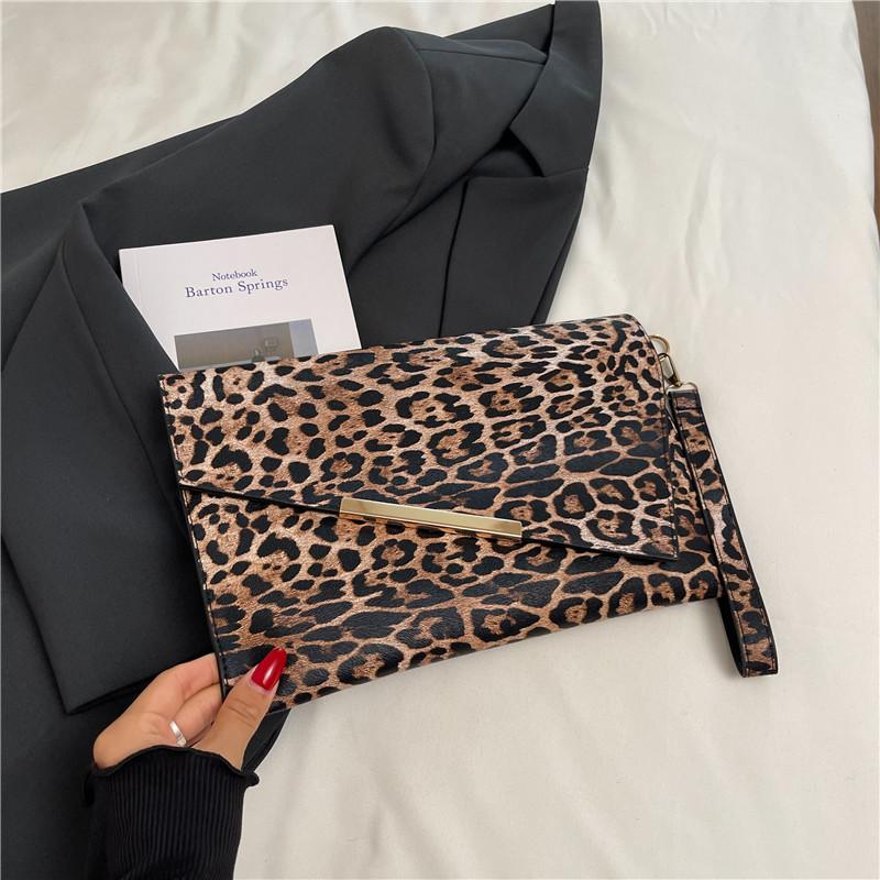 European and American fashion leopard print clutch envelope bag, dinner bag, fashionable foreign style personalized design, wrist bag, women's bag