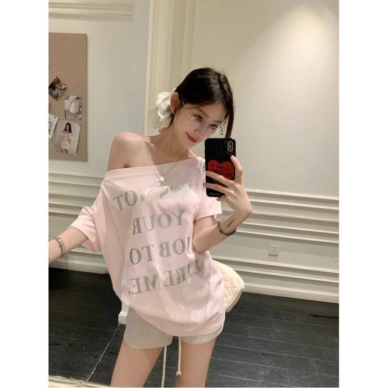 

Розовая футболка с принтом букв, с косым плечом, с короткими рукавами, женская, летняя, шикарная, свободного дизайна, омолаживающая, универсальный топ S розовый