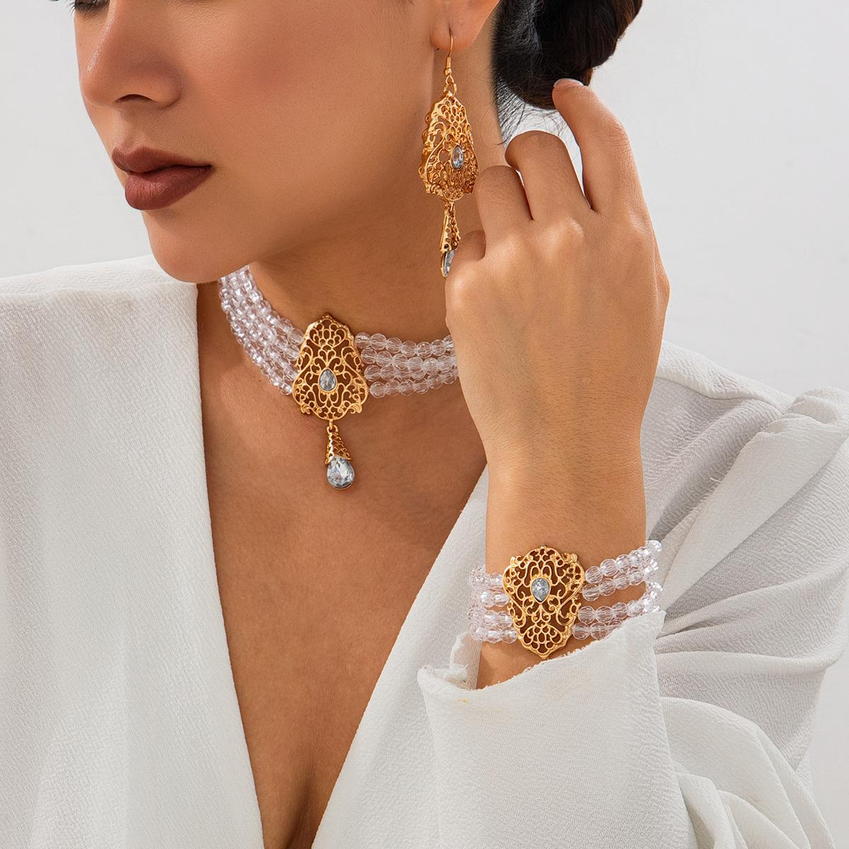 

Retro Court Style Imitation Pearl Beaded Collarbone Necklace, Temperament Diamond-Set Hollow Flower Plate Collar Female