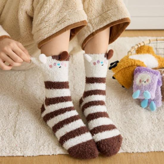 1 pár spacích ponožek kreslený zvířecí design zesílený korálový samet teplé zimní ponožky střední délky protiskluzové vnitřní zimní ponožky
