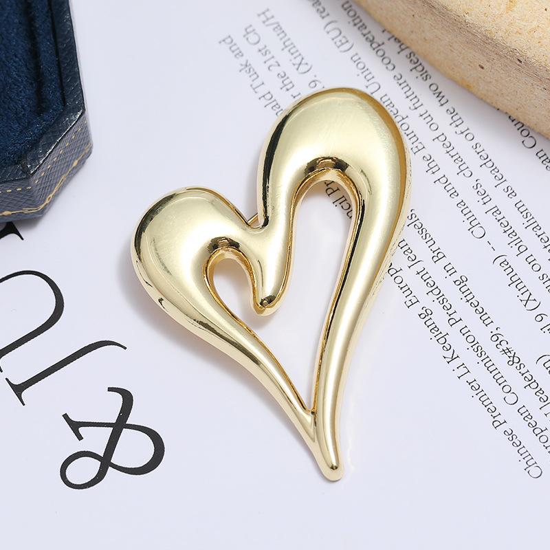 

Korean fashion simple romantic love brooch women s exquisite and versatile temperament corsage pin cardigan sweater with accessories золотий