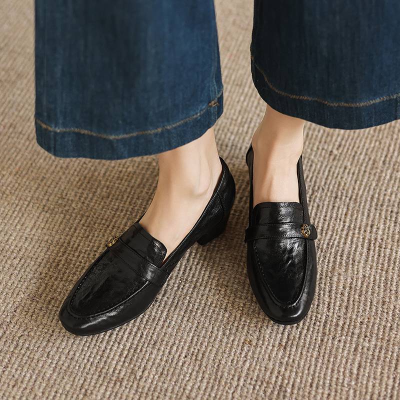 Krazing Pot Sheepskin Round Toe Thick Med Heels Spring Shoes Slip On Big Size 42 Metal Flowers Women Pleated Pumps
