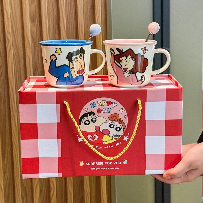 

Cute crayon Xiaoxin, a family of four ceramic mugs, a couple of water glasses, girls birthday gift souvenir 301-400ml