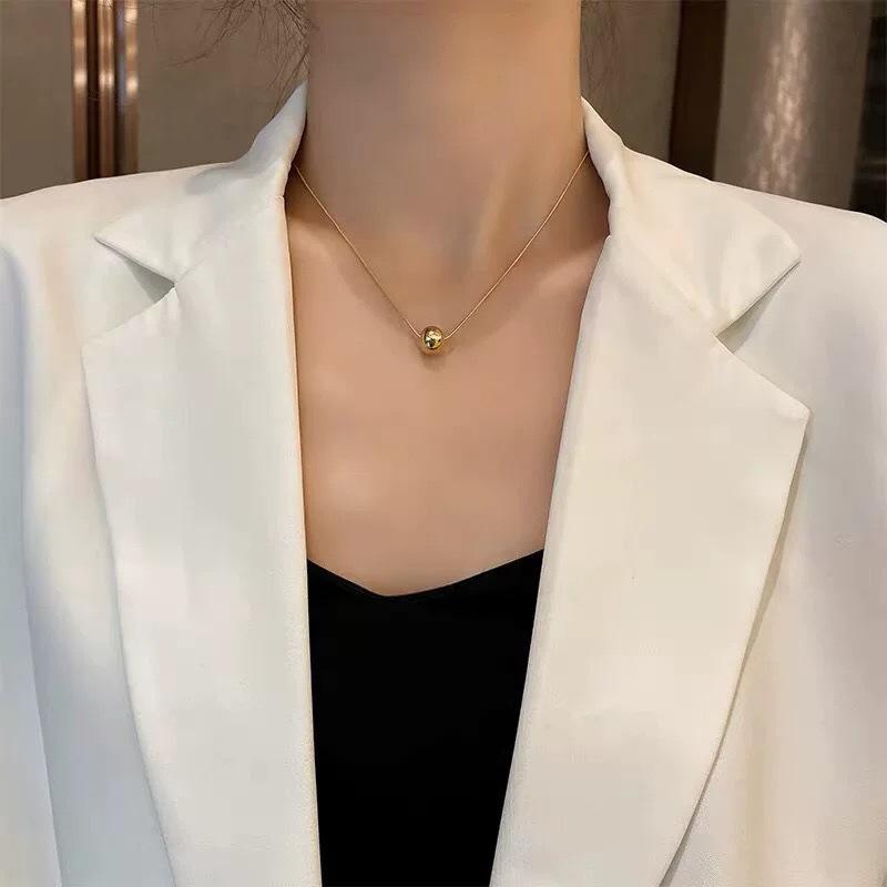 Collier Tendance Ras du Cou à Perles Dorées pour Femmes – Chic, Polyvalent et Tendance.