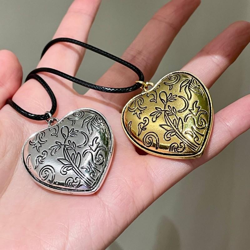 Retro Metal Engraved Love Pendant, Long Necklace, Sweet and Cool Spice Girl Style, New Neck Accessories, Sweater Chain.