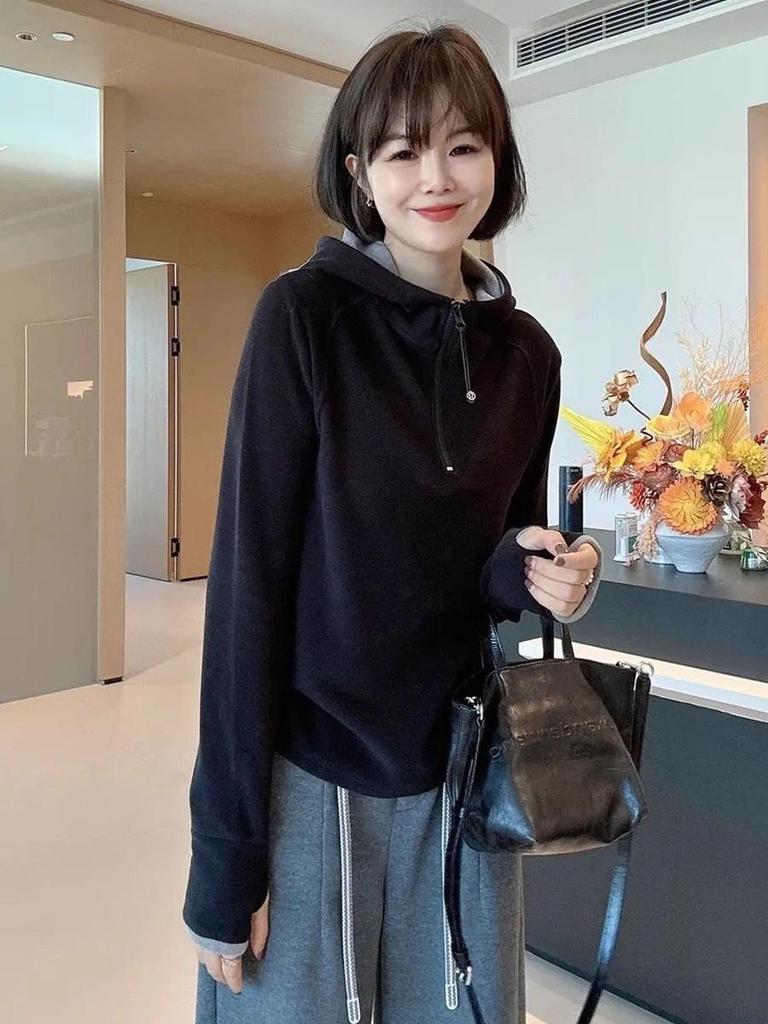 Design-Forward Color-Block Plush Hooded T-Shirt for Women, Long-Sleeve, Double-Sided, Half-Zip Base Layer, Spring/Autumn Style.