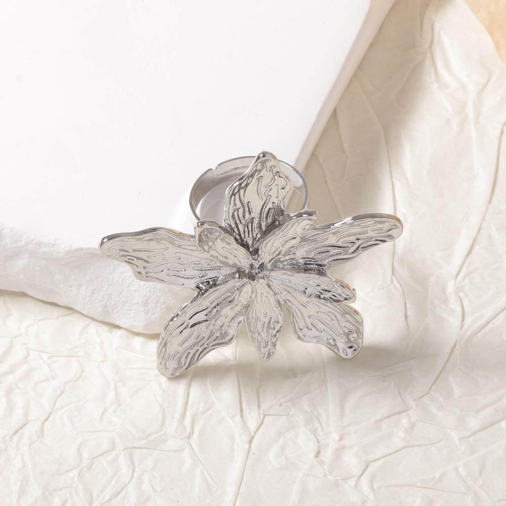 European and American simple and fashionable retro alloy flower female personality metal texture flower live ring