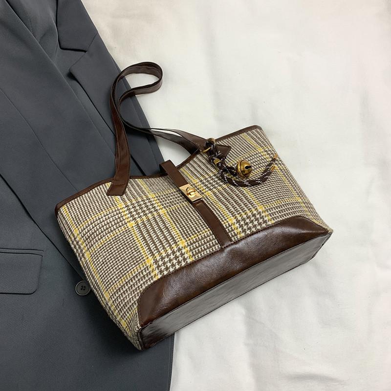 

Stylish Korean Inspired Winter Tote Bag For Women With Unique Design In Black Brown And Khaki Colors Without Pendant