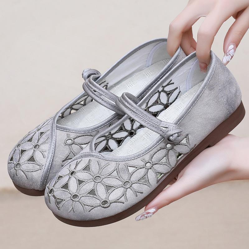 

2025 весна и лето новые туфли для мам в китайском стиле старые пекинские тканевые туфли женские дышащие полые сандалии для среднего и пожилого возраста с отверстиями 39 серый