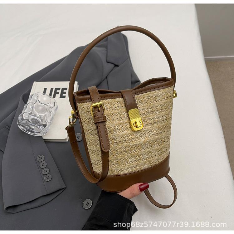 Korean ins casual woven straw bag 2025 new lazy wind vacation fashion portable messenger bucket bag