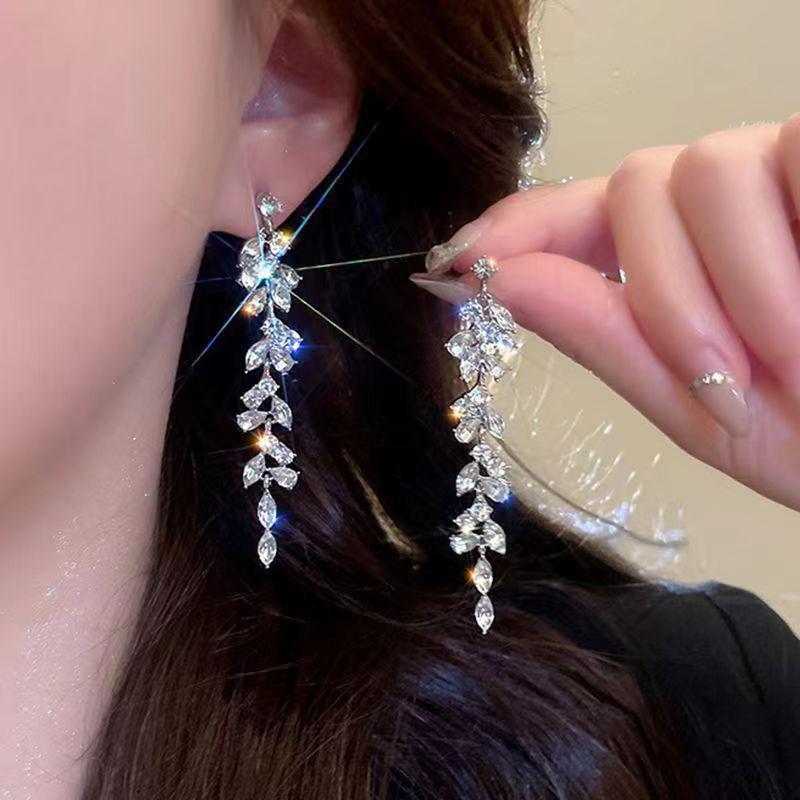 Starry Tassel Clip-On Earrings - Luxurious & Versatile for Women