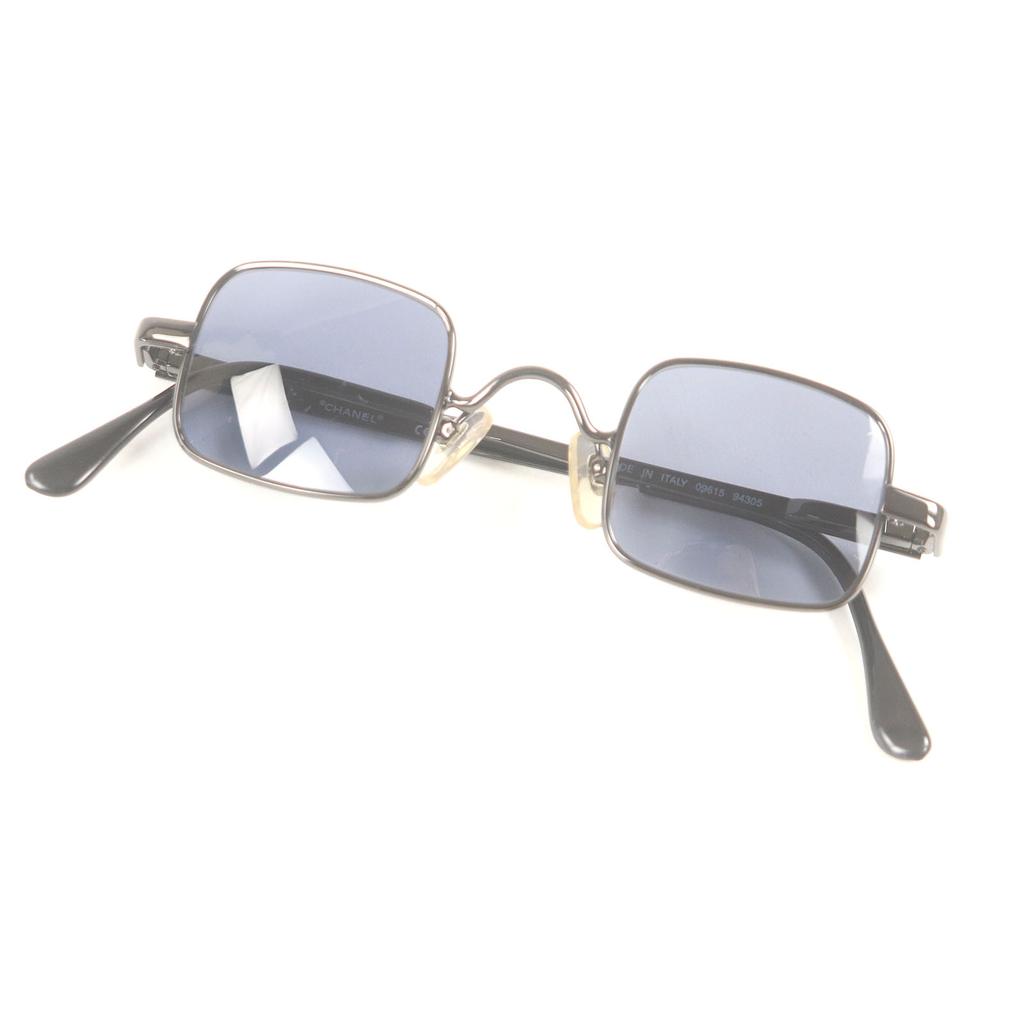 Świetne okulary przeciwsłoneczne CHANEL Kwadratowe okulary przeciwsłoneczne z logo Kolor gunmetal Używane