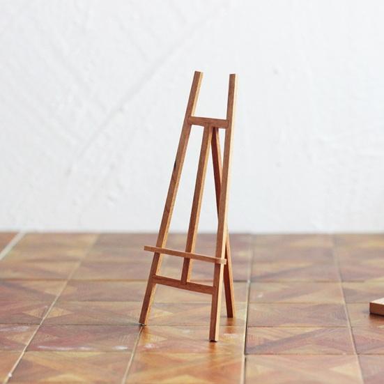 Miniature Easel Stand Solid Wood Realistic DIY Crafts Kids Gifts Toys Studio Furniture 0.05 Dollhouse Scene Ornament Mini
