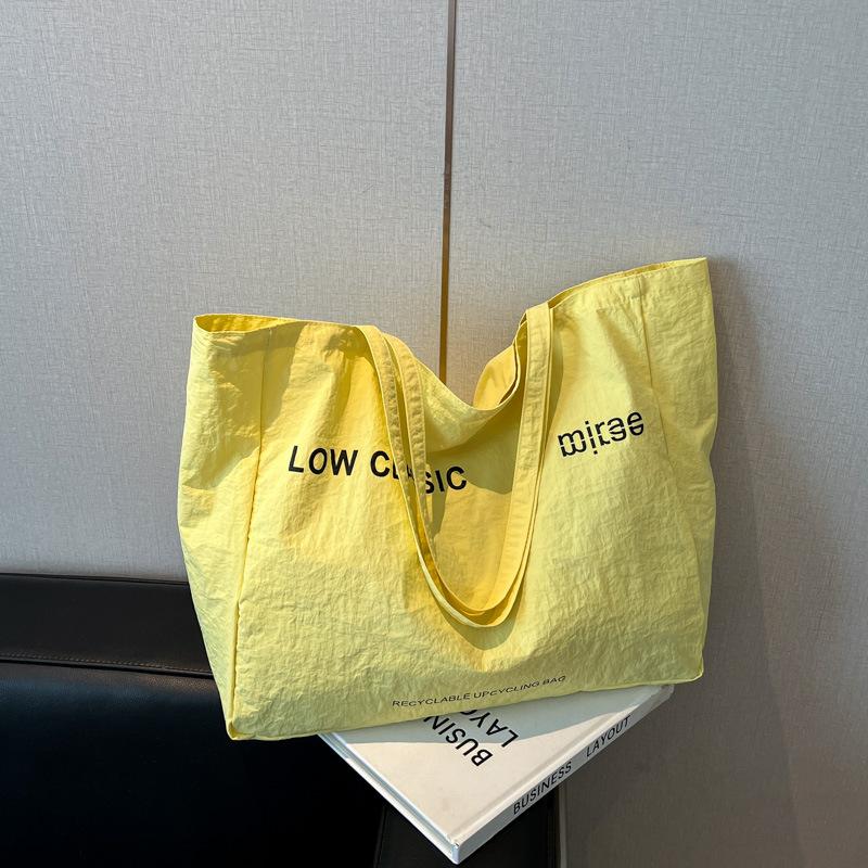 

New large-capacity commuter shoulder bag, simple and lightweight shopping bag, niche casual versatile tote bag жовтий