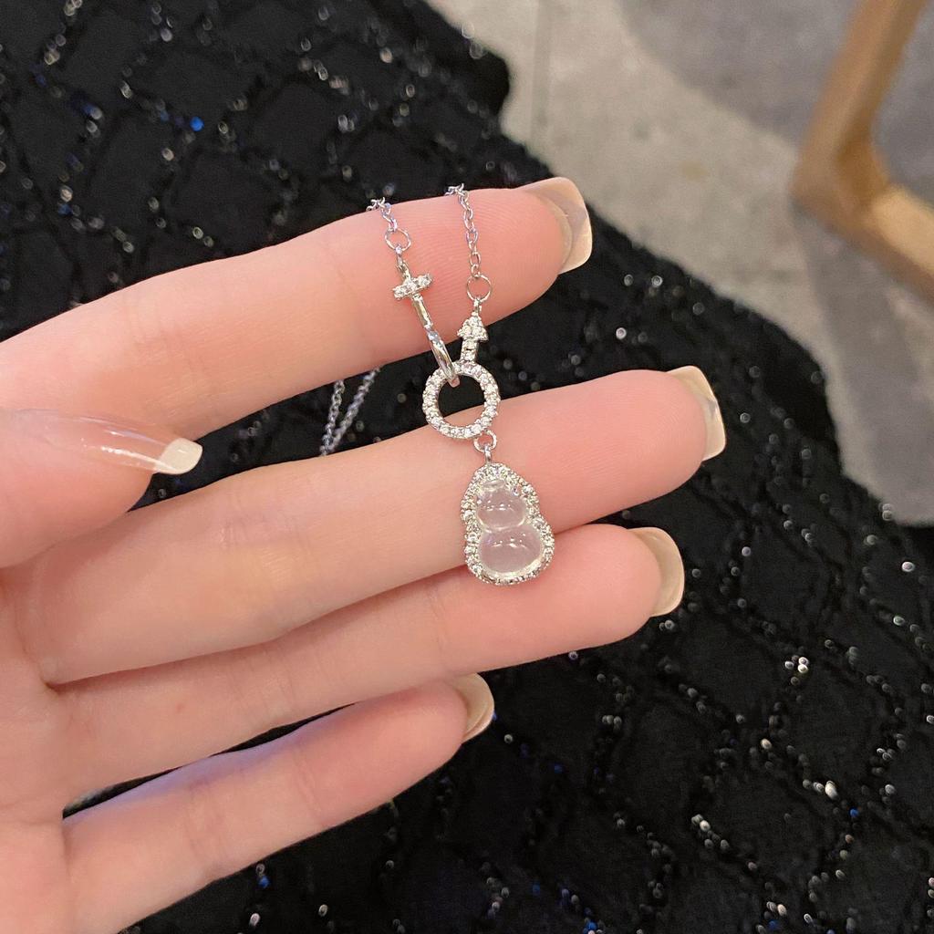 Retro Luxury Chinese Gourd Necklace: High-Design Clavicle Chain for Women