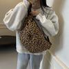 2025 Herbst neuer Trend Nische Bauchtasche Lässig Einfach Pendler Umhängetasche Lässig Leopardenmuster Messenger Brusttasche