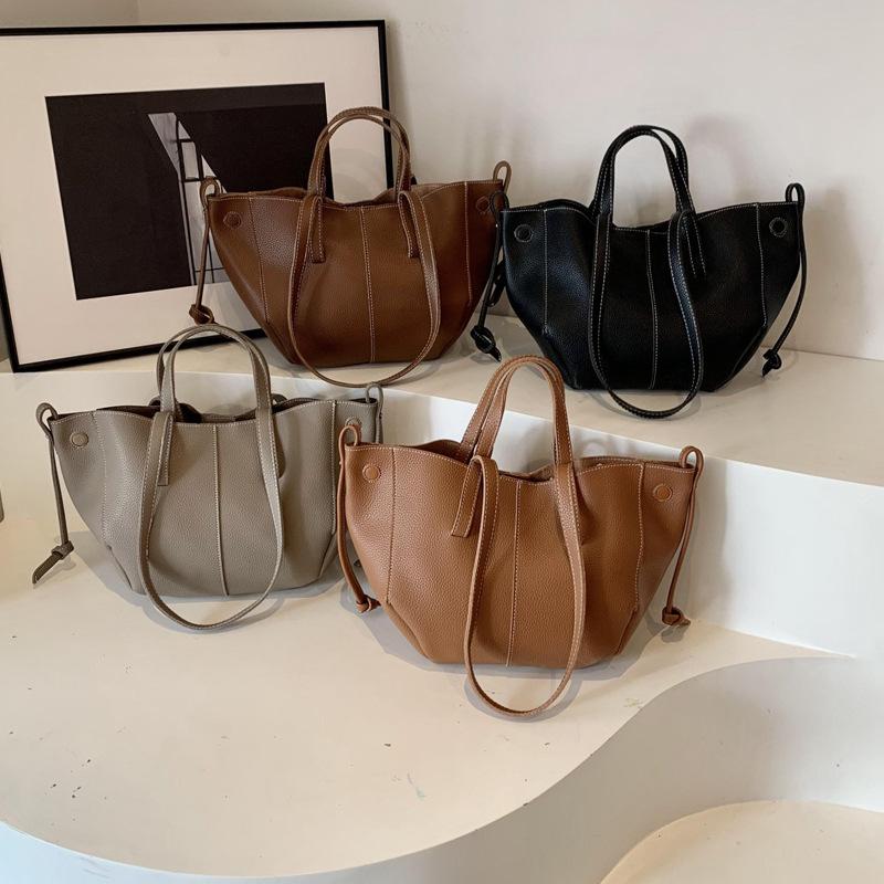 European and American retro light luxury portable bucket bag 2026 new fashion simple commuting large capacity shoulder armpit bag