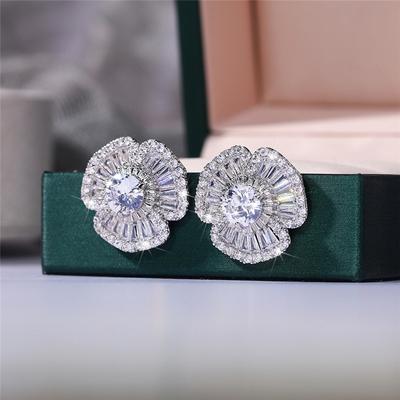 Neue wunderschöne blütenblattförmige Ohrstecker mit brillantem Kristall-Zirkonia-Bling-Bling-Trend-Hochzeitsschmuck für Frauen