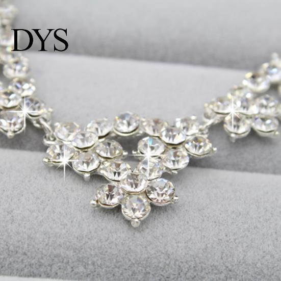 Set di orecchini di collana con corona di fiori carini con strass brillanti da sposa di lusso
