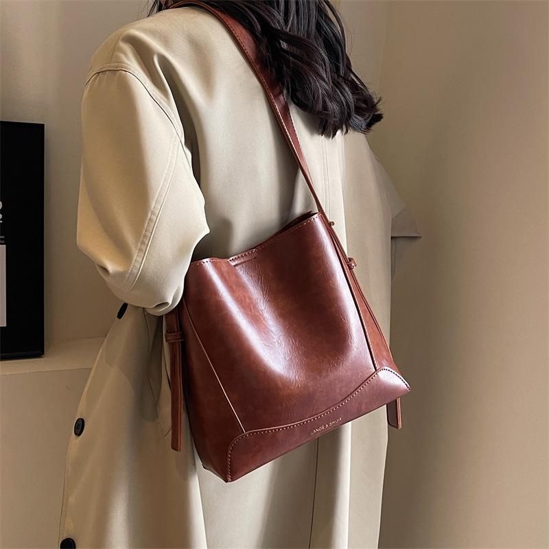 

Crossbody One Shoulder Bag Women Large Capacity Fashion Simple Bucket Shape коричневий
