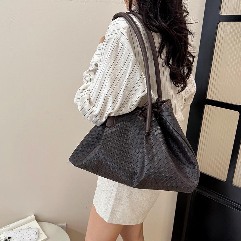 Tide bag women's large-capacity commuting oblique span bag to work and class fashionable one-shoulder portable versatile tote bag