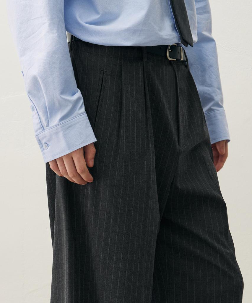 DRAW FIT Two-Tuck Wide Pinstripe Slacks [Charcoal]