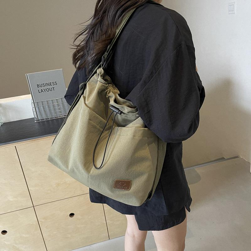 2025 new large-capacity casual fashion drawstring pleated shoulder bag travel leisure messenger tote bag women