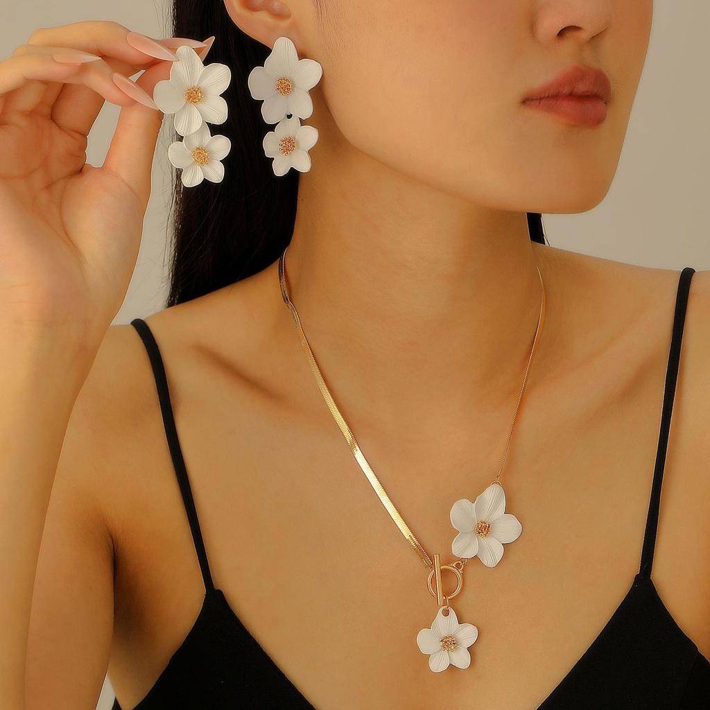 Elegant Alloy Flower Pendant Necklace and Earrings Set for Women - Fashionable, High-End, and Versatile.