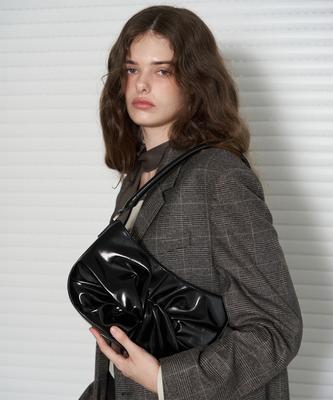 Leathery Glossy Ribbon Shoulder Bag [Black]