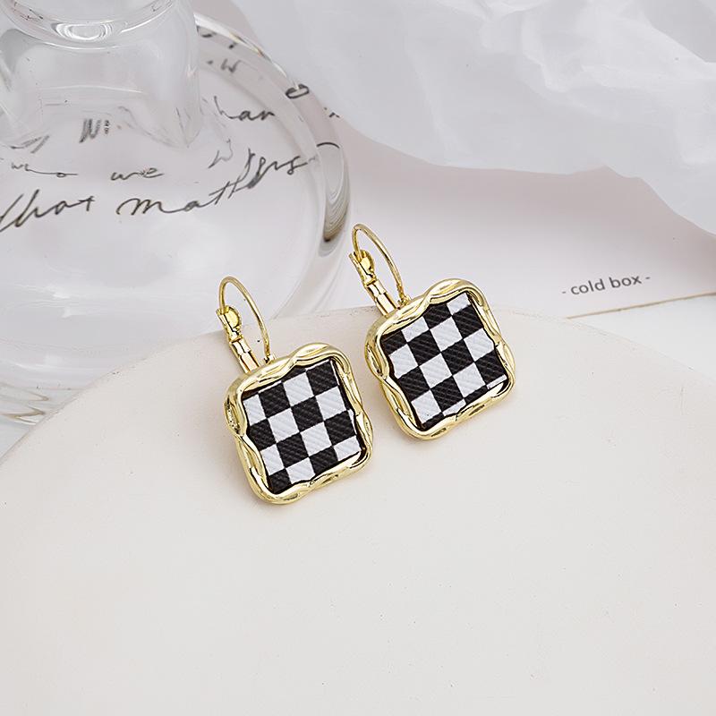 Fashion Simple Round Square Geometry Stud Earring for Women Girl Black White Checkerboard Earring Jewelry Gift