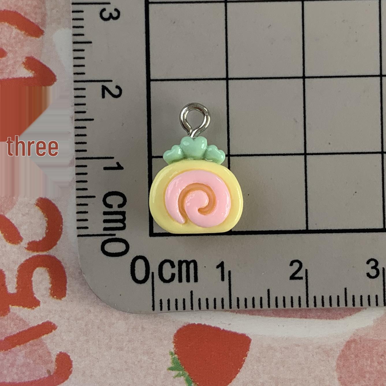 

Миниатюрные смоляные шармы и брелоки в виде хлеба, пирожных, печенья, рожков мороженого