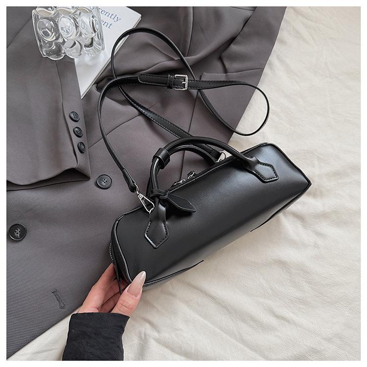 

инс супер огонь ретро маленькая сумка женская 2025 новый нишевый дизайн высококлассная сумка-багет сумка на плечо сумка-мессенджер чёрный