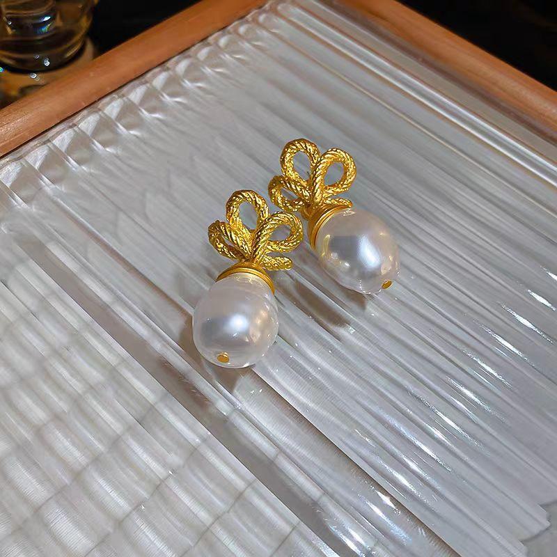 Baroque Natural Pearl Earrings Women's French Retro Temperament Stud Earrings Niche High-end Light Luxury Handmade Ear Jewelry