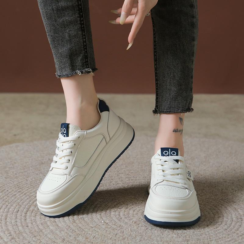 2025 new thick-soled lightweight little white shoes women's spring popular versatile leisure sports women's shoes student height-increasing board sho